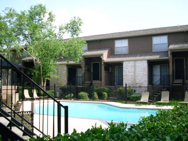 Shor on Clear Lake - Pool - Photo 8 of 25