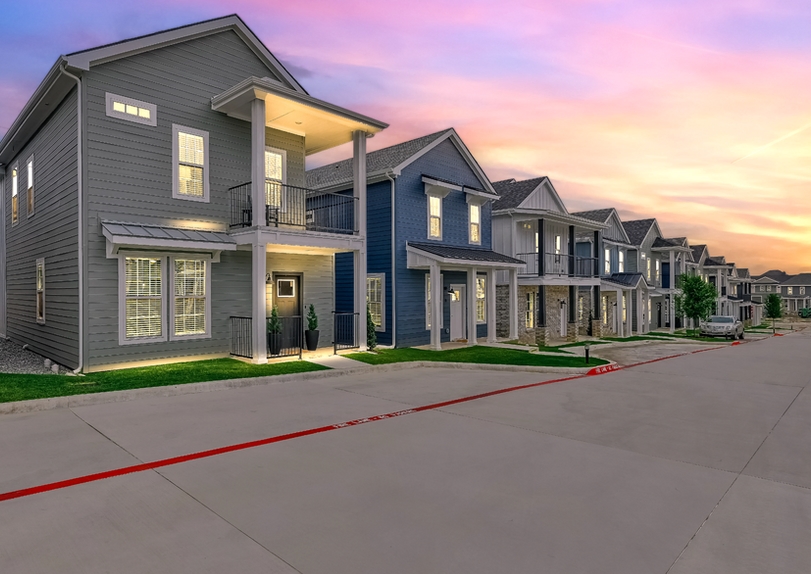Heritage Court - Exterior - Photo 4 of 26