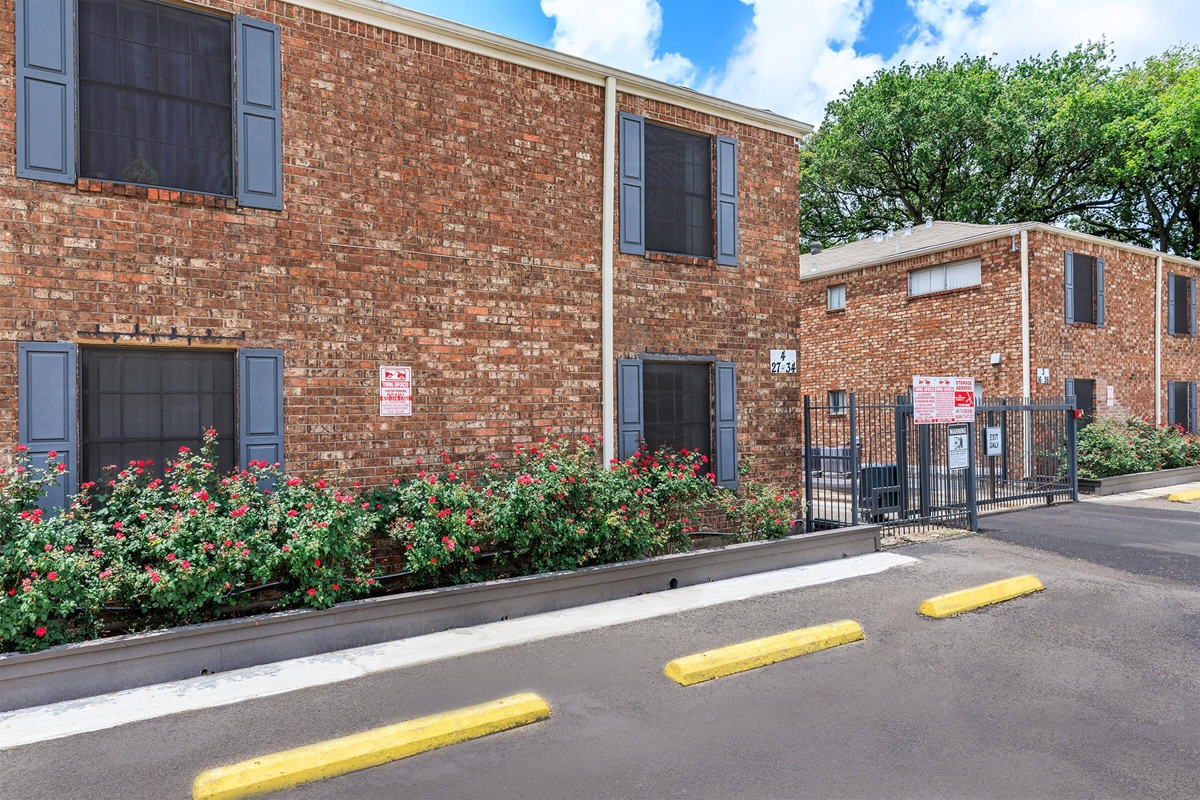 Las Plazas - Exterior - Photo 4 of 19