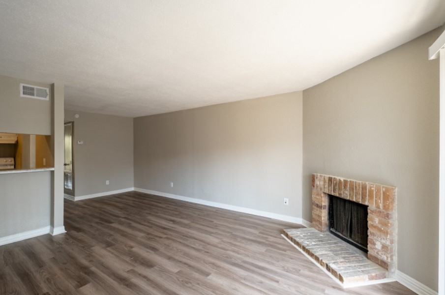 8915 Broadway - Living/Dining - Photo 6 of 15