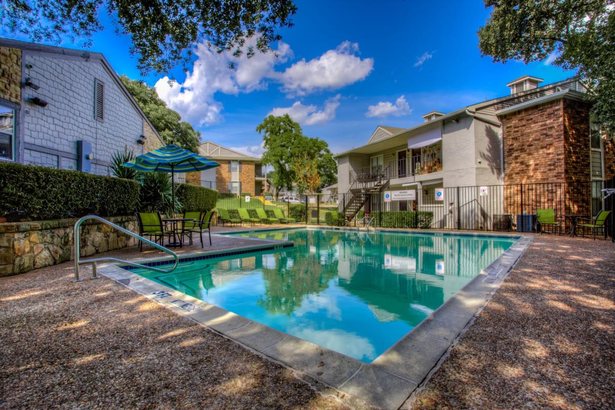 Cottages at Bedford 1115+ for 1 & 2 Bed Apts