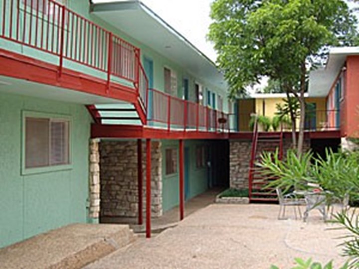 Warwick Apartments Austin 1050+ for 1 & 2 Bed Apts
