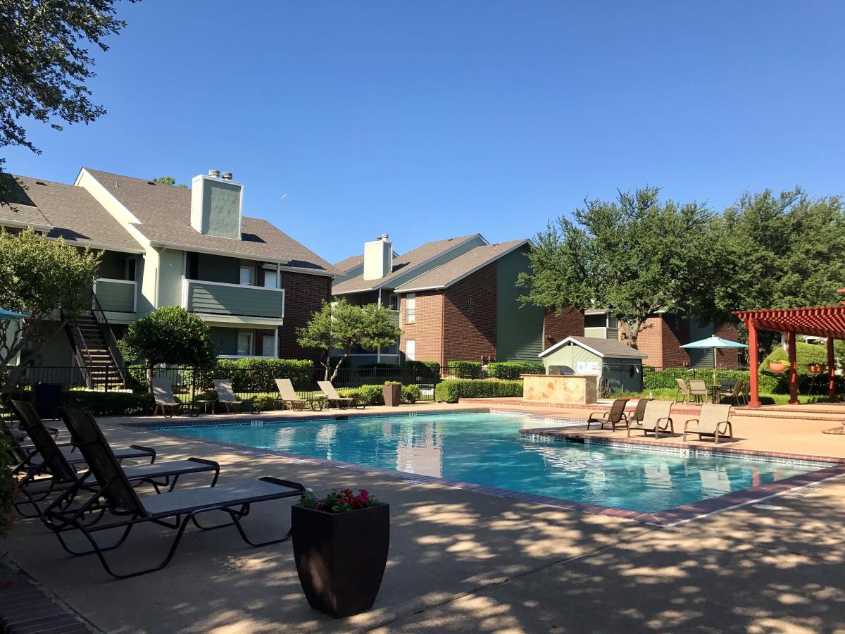 Pinnacle Lewisville 1139+ for 1 & 2 Bed Apts