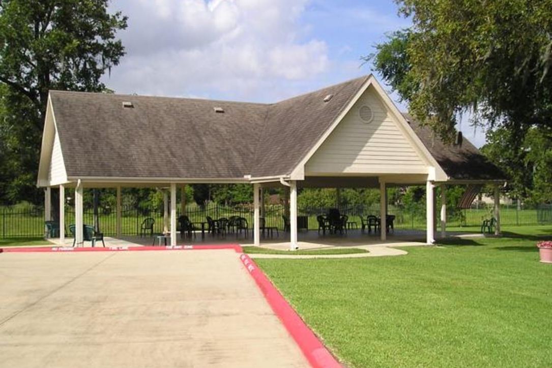 Bedford Friendswood 1445+ for 1 & 2 Bed Apts