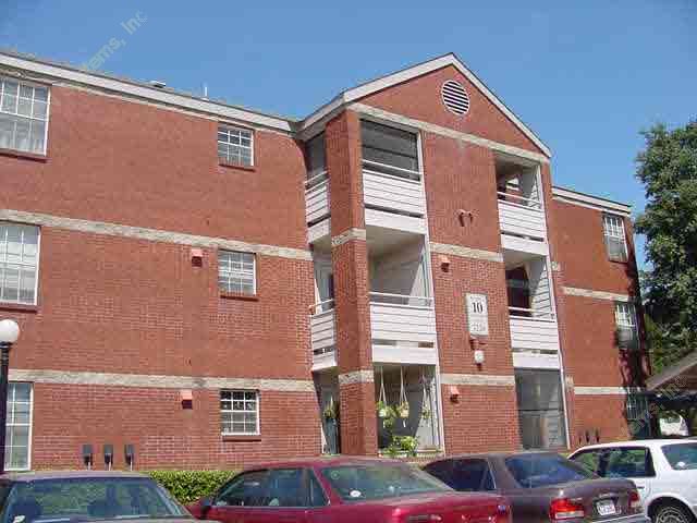 Courtyard at River Park Apartment