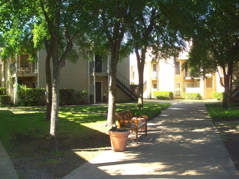 Meadowcrest Apartments Dallas 1050+ for 1 & 2 Bed Apts