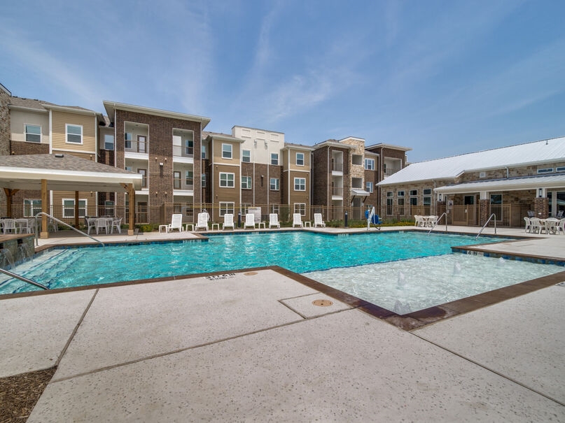 Palladium Dallas Stemmons - Pool - Photo 4 of 20
