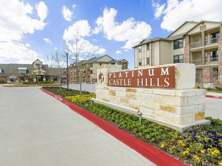 Platinum Castle Hills Lewisville 1250+ for 1, 2 & 3 Beds