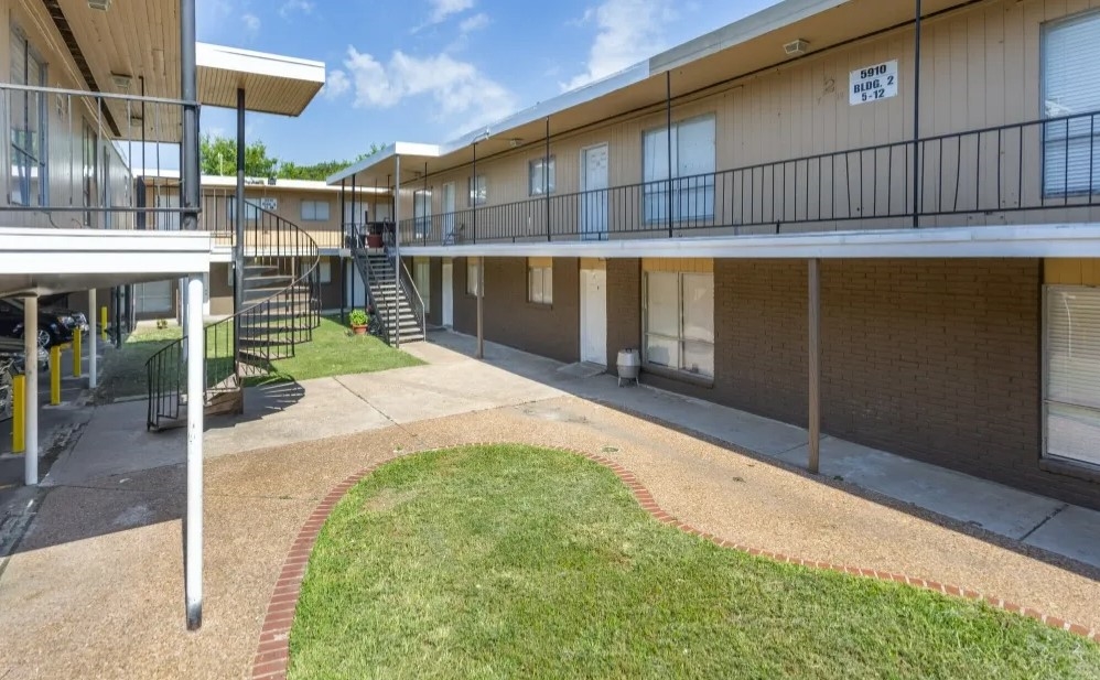 Schroeder - Exterior - Photo 3 of 7