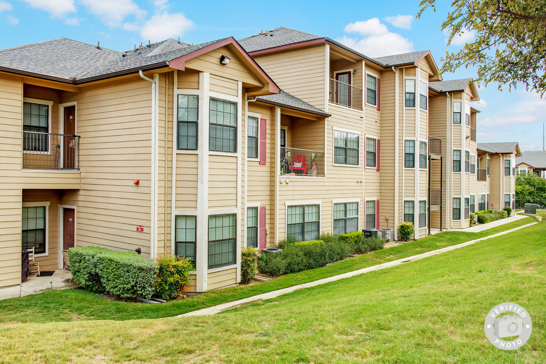 Mission Oaks San Antonio 1036+ for 1 & 2 Bed Apts