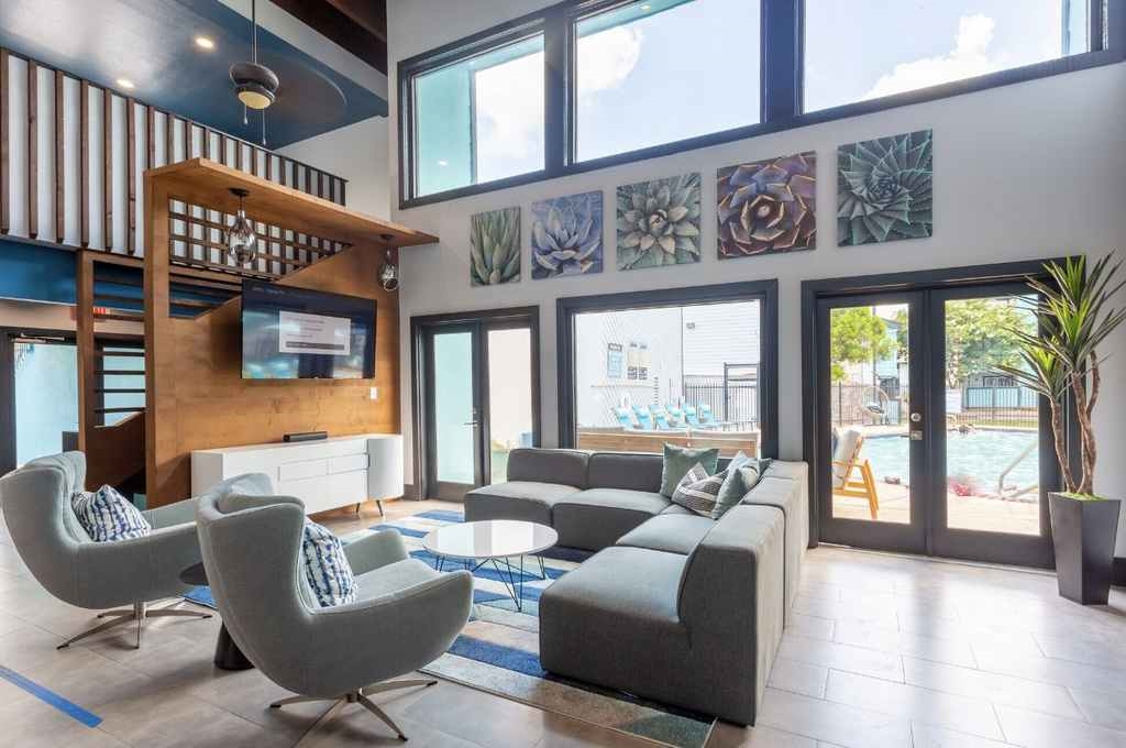 Starburst - Lounge - Photo 5 of 15