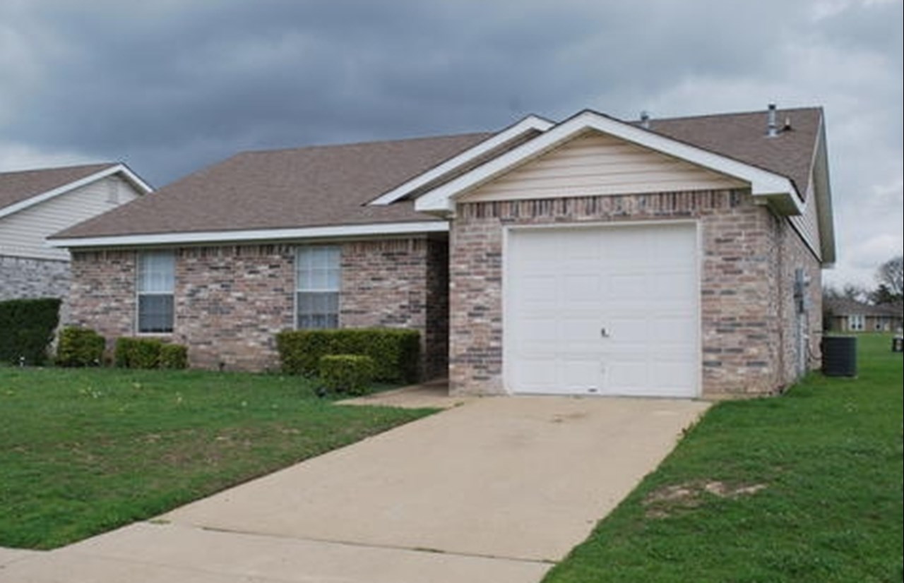 Breckenridge Village - Ennis, TX - Photo 1 of 5