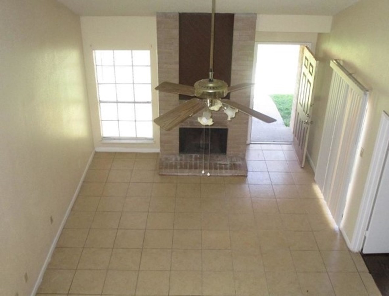 Stoneridge Townhomes - Living - Photo 3 of 8