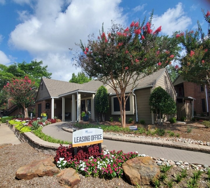 East Grove Apartments Dallas 817+ for 1 & 2 Bed Apts