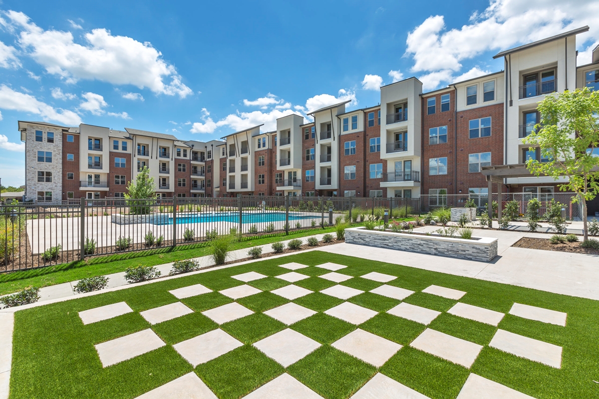 Lakes at Grand Prairie 1420+ for 1 & 2 Bed Apts