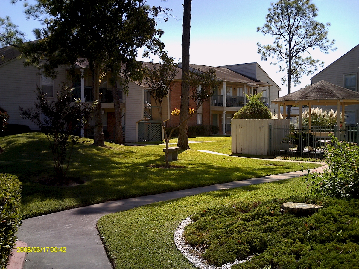 Silver Maples - Courtyard - Photo 5 of 5