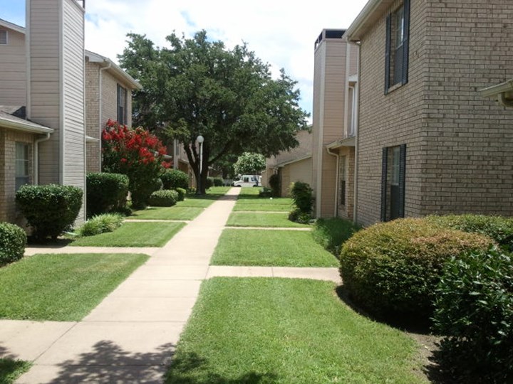 Heritage Square Townhomes Waxahachie 1300+ for 1 & 2 Beds