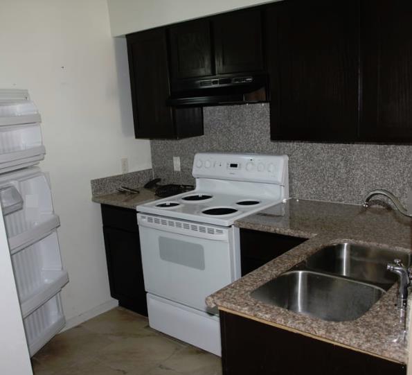 Palms Apartments & Townhomes - Kitchen - Photo 7 of 8
