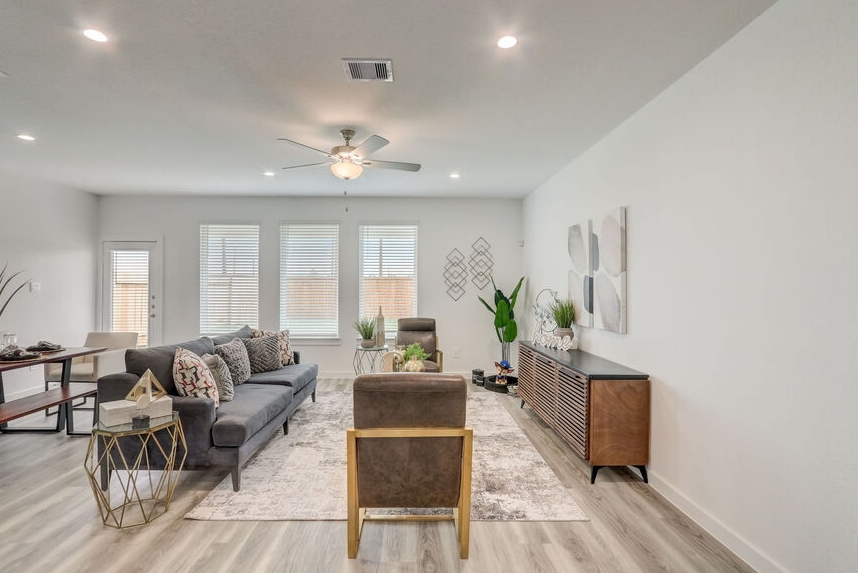 Oaks at Grand West - Living - Photo 7 of 30