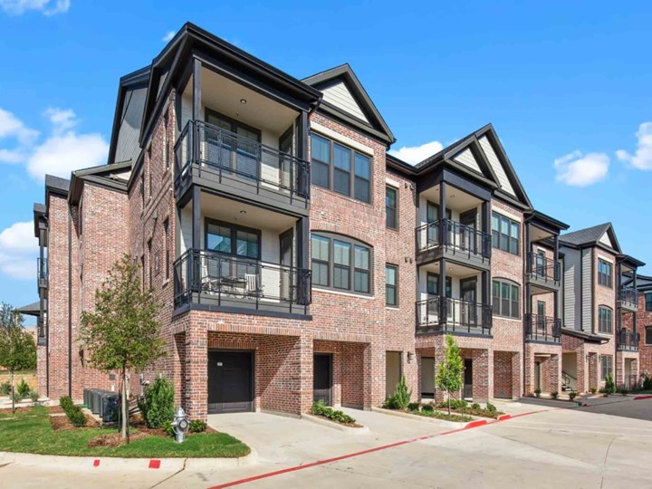 Trinity Union Euless 1596+ for 1, 2 & 3 Bed Apts