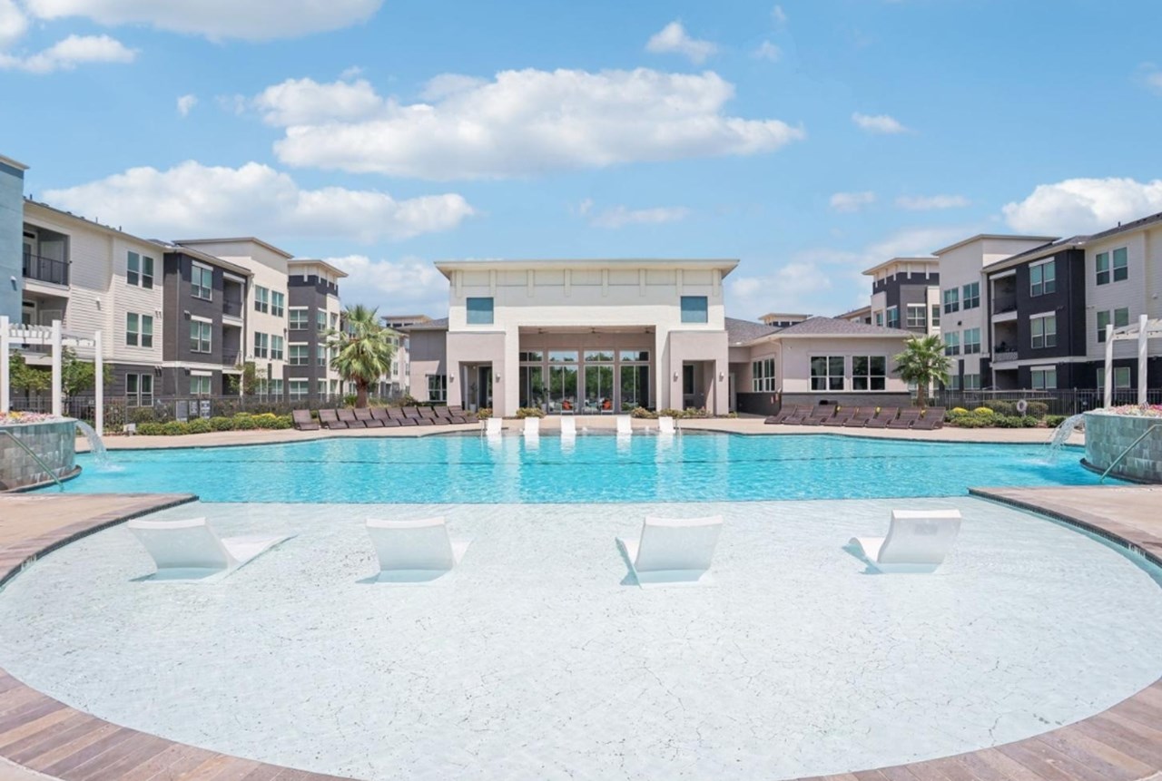 Vista at Southwinds - Pool - Photo 2 of 19