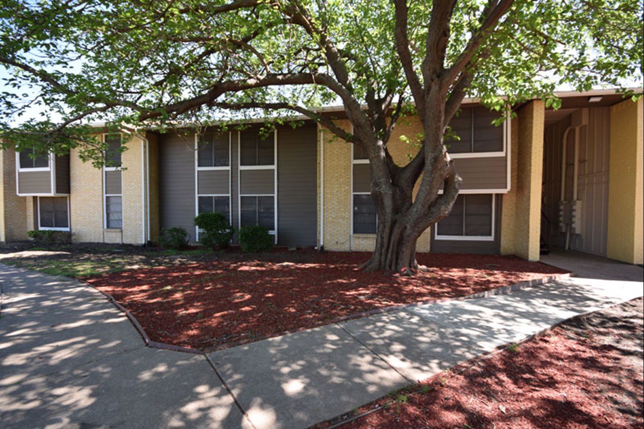 Oakmont - Arlington, TX - Photo 1 of 13