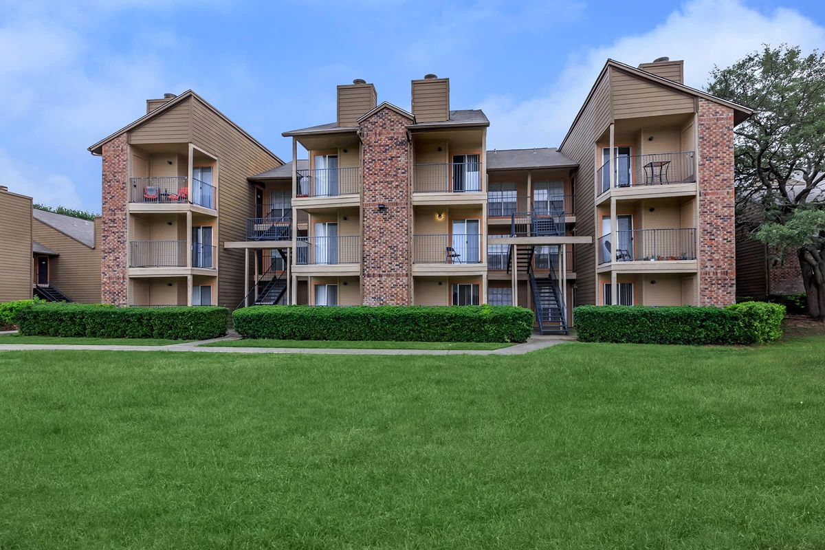 Lennox Apartments San Antonio 821+ for 1 & 2 Bed Apts