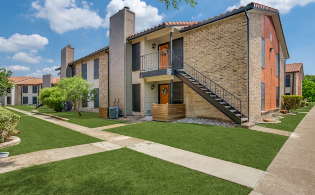 Athena Apartments Benbrook 1189+ for 1 & 2 Bed Apts