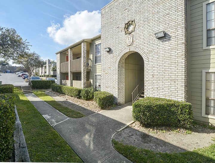 Deer Oaks San Antonio 915+ for 1 & 2 Bed Apts
