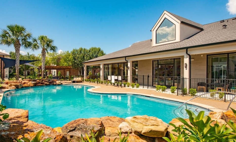 Lakes at 610 - Pool - Photo 2 of 32