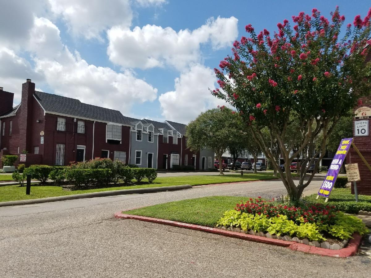 Quarters on Red Bluff Apartment