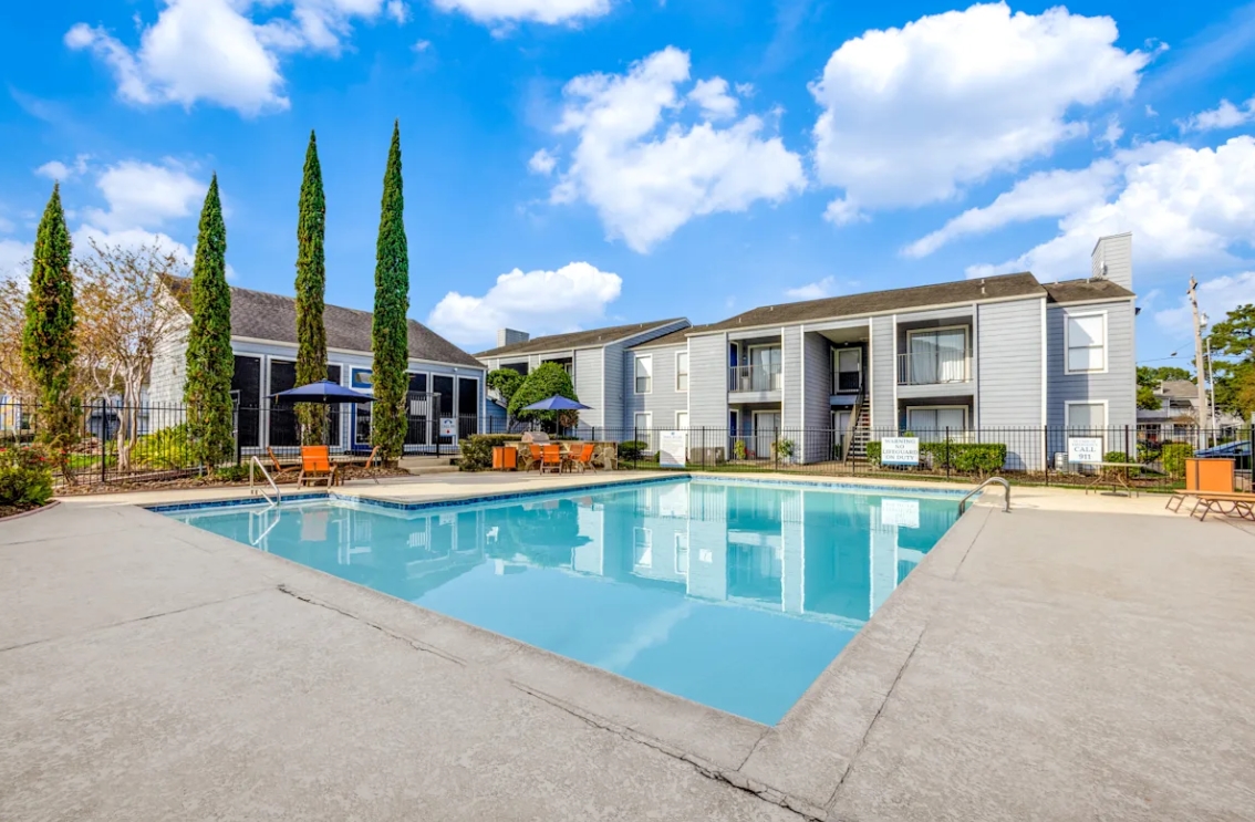 Riviera on Normandy - Pool - Photo 3 of 13