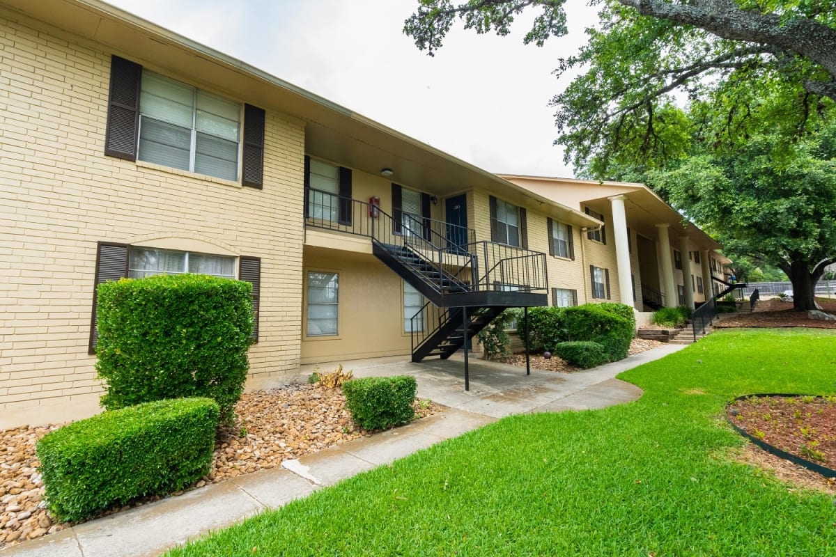 Oaks at Medical Center San Antonio 899+ for 1, 2 & 3 Beds