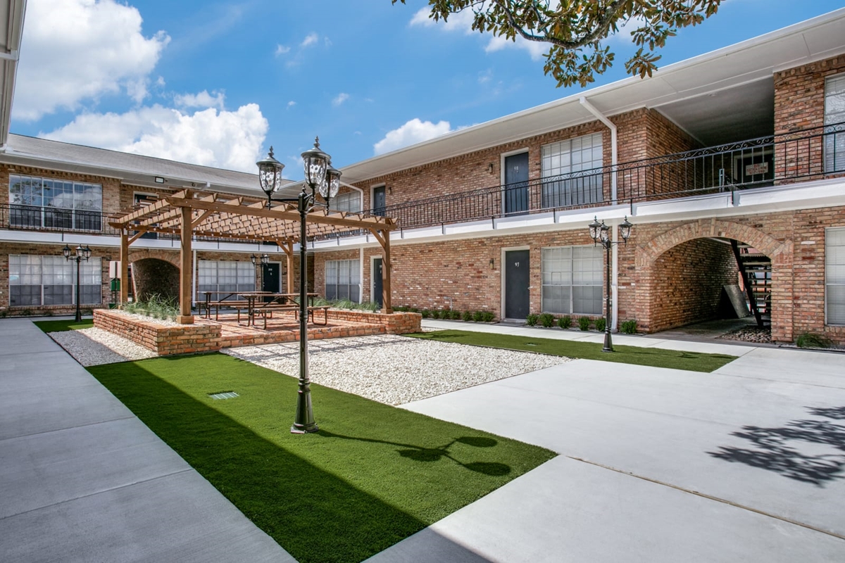 Bellaire Oaks - Courtyard - Photo 7 of 26
