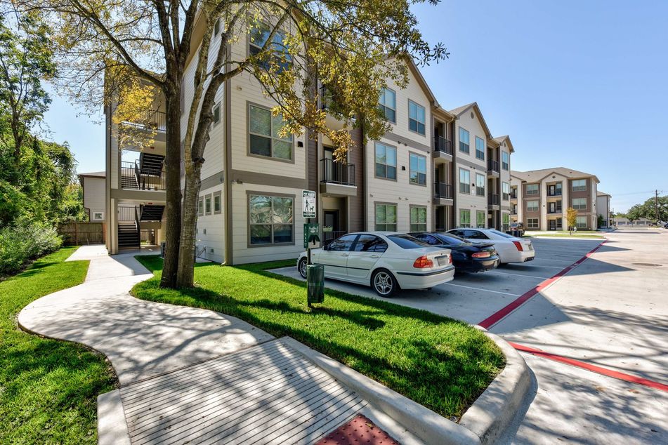 Hollister Oaks Houston 1274+ for 1 & 2 Bed Apts