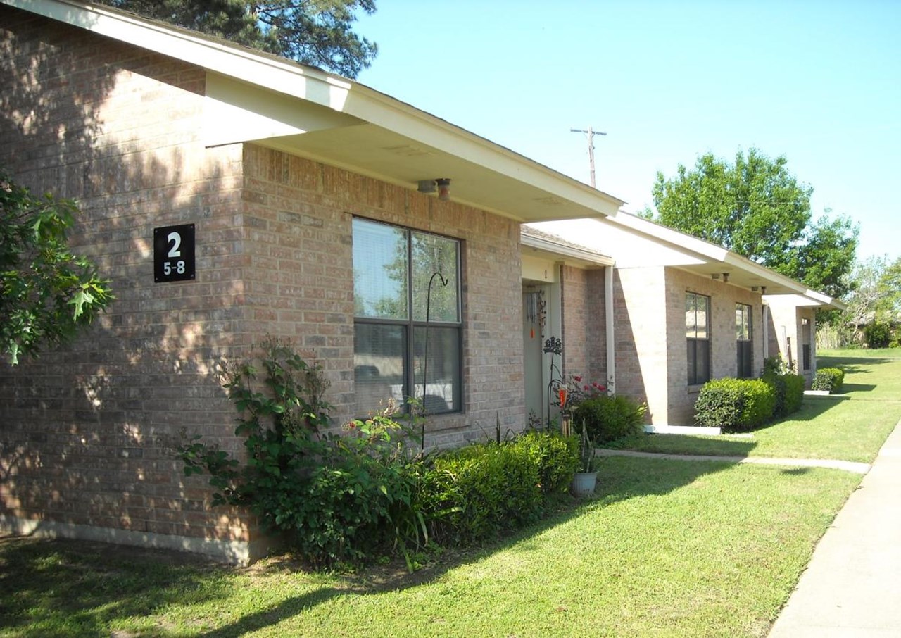 Taylor Square - Taylor, TX - Photo 1 of 5
