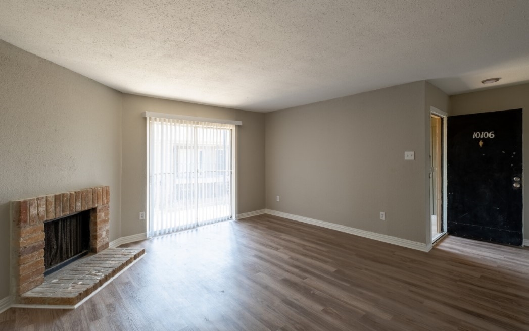 8915 Broadway - Living - Photo 3 of 15