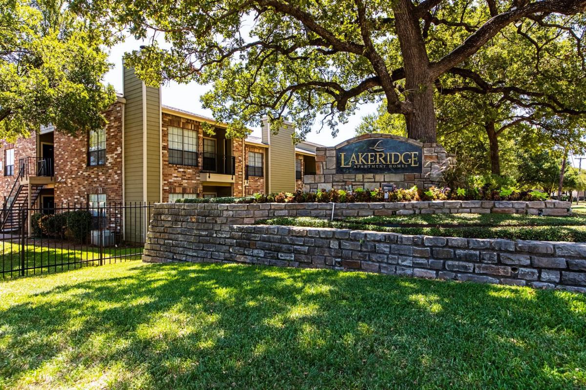 Lakeridge Apartments Irving 948+ for 1 & 2 Bed Apts