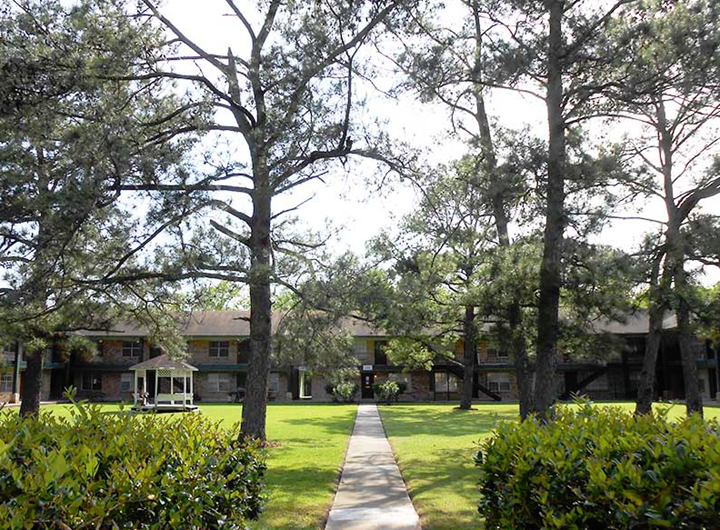 Courtyard Park Apartments