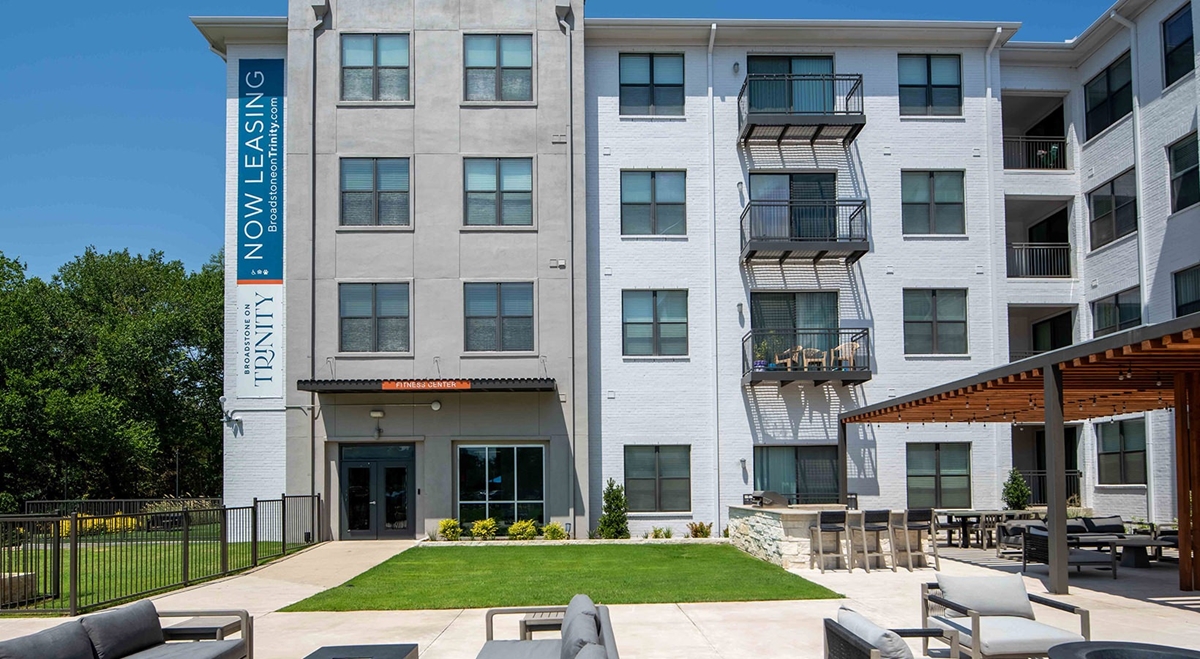 Broadstone on Trinity - Exterior - Photo 2 of 23