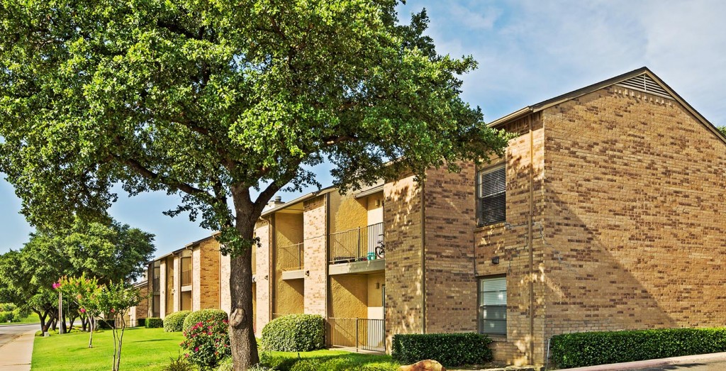 Bella Vista Carrollton 1151+ for 1 & 2 Bed Apts