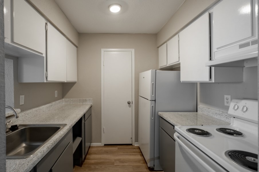 8915 Broadway - Kitchen - Photo 8 of 15