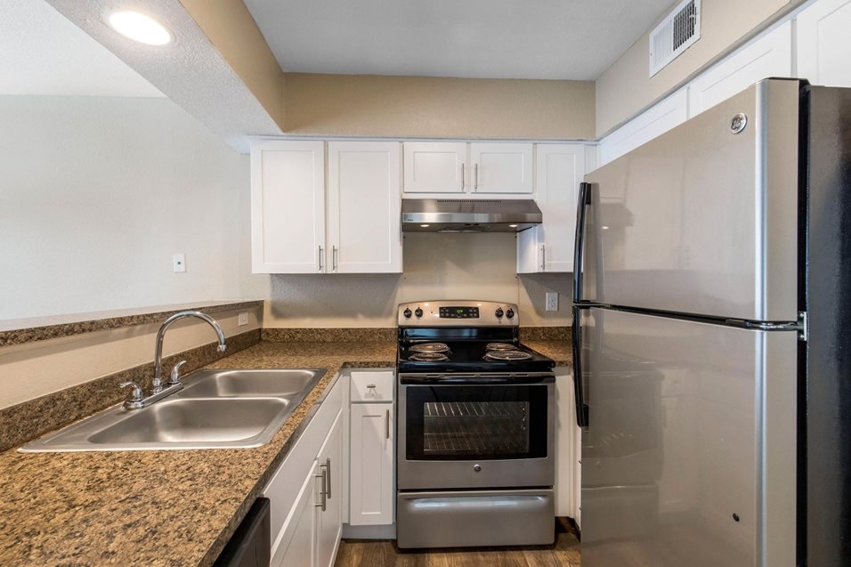 Lake Village West - Kitchen - Photo 5 of 12