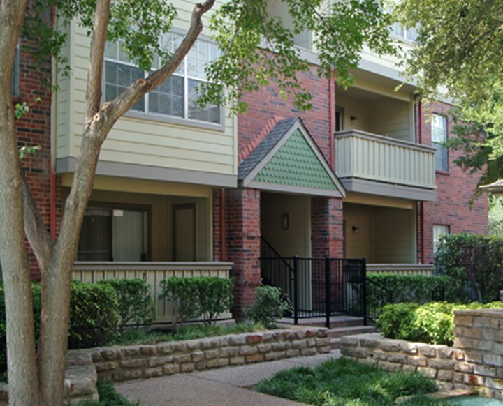 Emerson Apartments Dallas 715+ for 1 & 2 Bed Apts