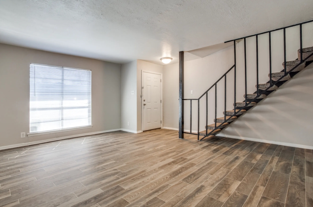 Jerry - Living Area - Photo 5 of 14