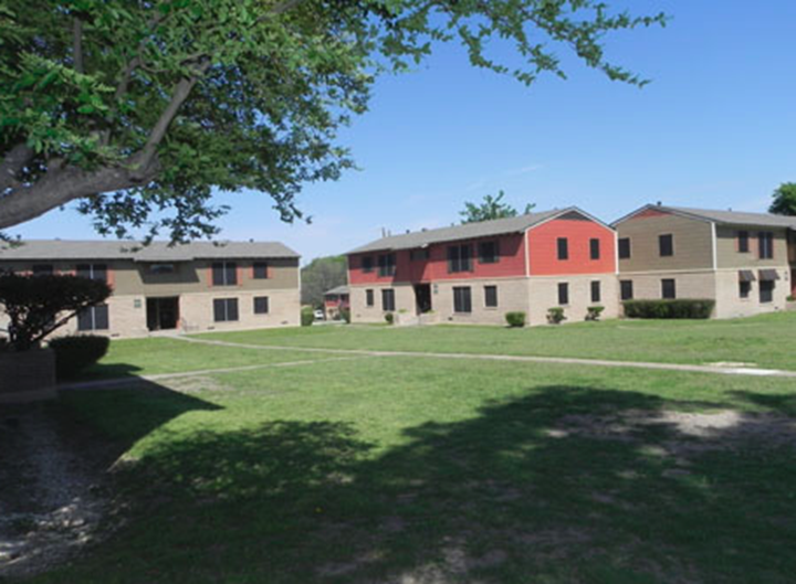 Estancia Hills Apartments Dallas 1351+ for 2 Bed Apts