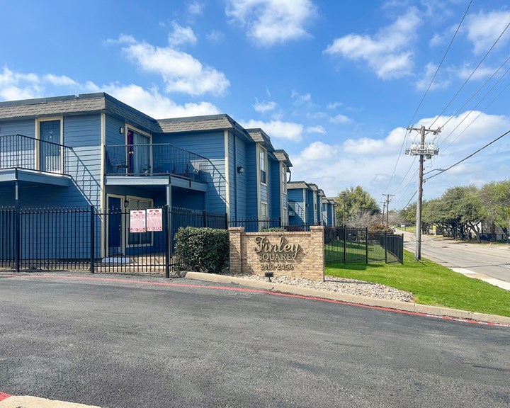 Finley Square Irving 995+ for 1, 2 & 3 Bed Apts