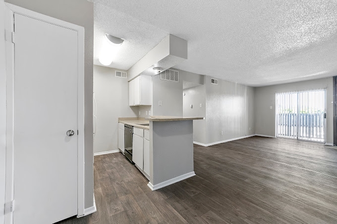 Woodridge on Buckner - Living/Kitchen - Photo 6 of 8