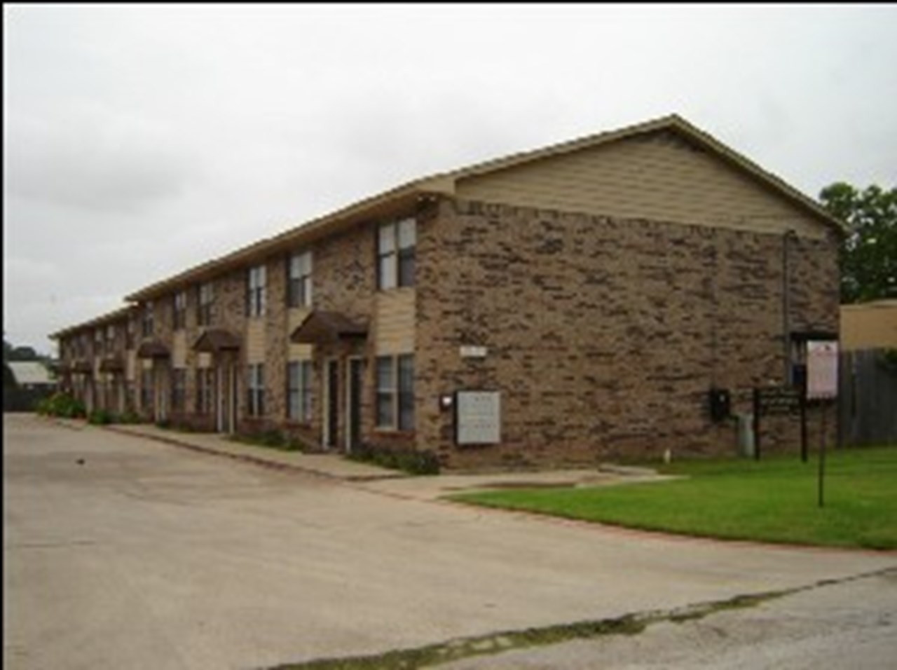 Grand Manor - Arlington, TX - Photo 1 of 11
