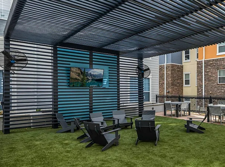 1883 at Montgomery House - Outdoor Lounge - Photo 5 of 12